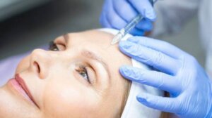 Woman getting anti-wrinkle injections at Dr Saba Rajas clinic